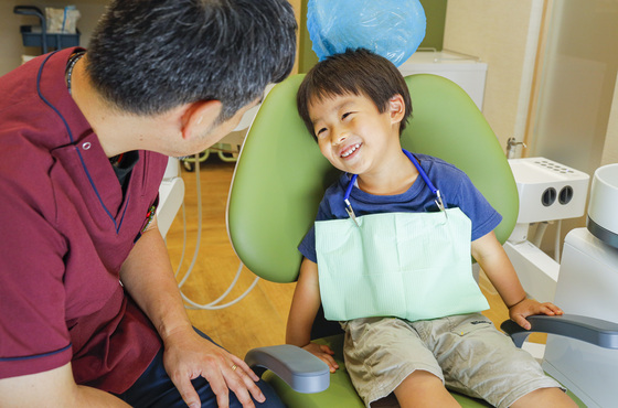 子どもの「姿勢」が「歯並び・噛み合わせ」に影響する？意外な関係と今すぐできる予防対策