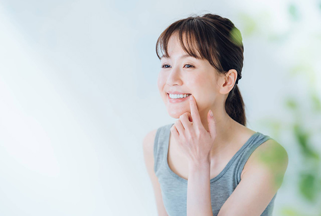白い歯の女性