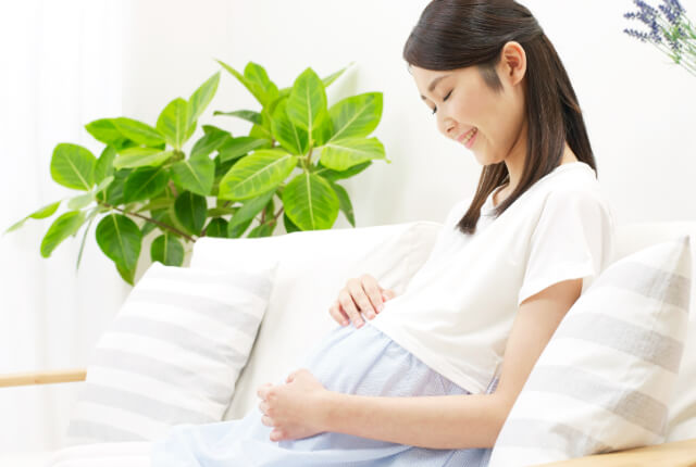 お腹を眺める妊婦さん